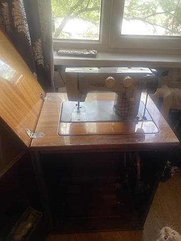 Швейная машина в шкафу-столе - Электромеханическая швейная машина с — 1
