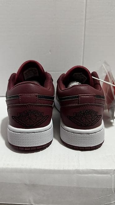 nike react: Кроссовки Nike Air Jordan 1 Low

• цвет: бордовый 
• размеры: 35 - 44 — 3