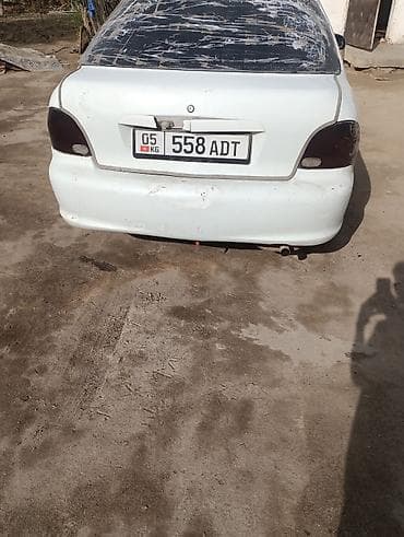 део тико: Автомобиль седан, белый цвет, на киргизских номерах (KG, регион 05 — 4