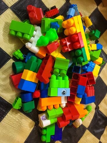 лего дом: Конструктор в хорошем состоянии, много деталей, несколько — 1