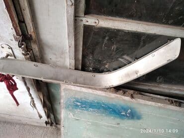 Накладка 210 Мерса от бампера визуально целая требует покраски