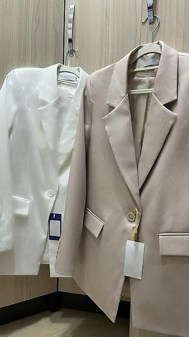 Женские классически пиджаки - Модели в двух цветах: белый и бежевый (