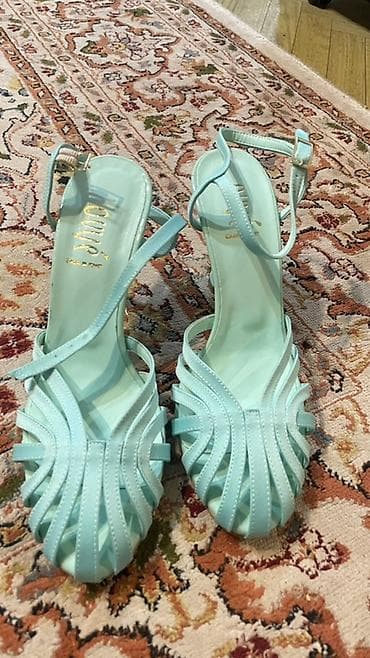 пряжка: Женские босоножки на каблуке, из Италии. - Бренд: Oujet (маркировка — 3