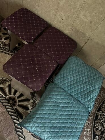 фиолетовая кухонная мебель: Кухонный уголок с большим прямоугольным столом и табуретами. Состав — 3