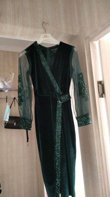 Женская обувь: Изумрудное бархатное платье,размер 44-46 цена 1000 сом.Черное — 1