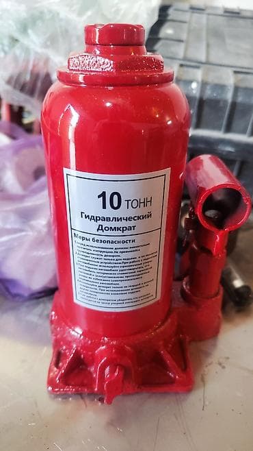 домкрат подкатной 3т: Продаю домкрат 10тонн
новый в коробке 
на фотке другой — 1