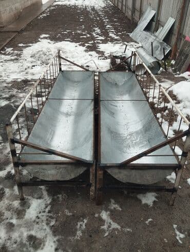 Кормораздатчики: Металлическая кормушка, предназначенная для кормления животных — 1