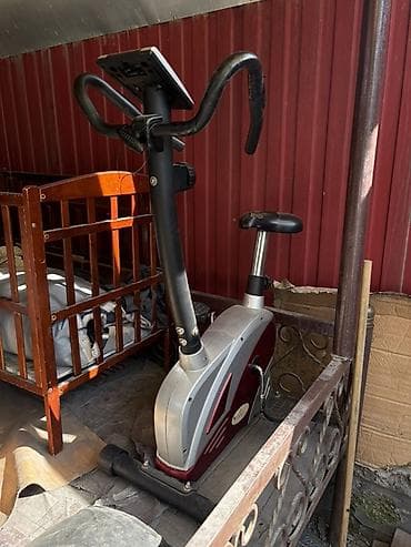 Велотренажер магнитного типа с компьютерной консолью. Особенности: -