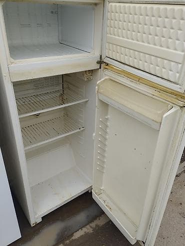 mini refrigerator: Холодильник Indesit, Б/у, Двухкамерный, De frost (капельный), 60 * 1800 * 60 — 4