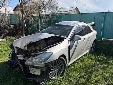 значок гибрид: Toyota Crown Hybrid (S204), серебристый седан, гибрид. Основные — 1