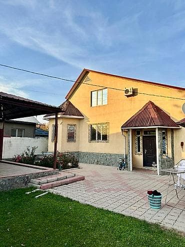 дом мкр учкун: ПРОДАЕТСЯ ДОМ🏡 В ж/м Учкун, по улице Шабдан Баатыра, на первой линии — 2