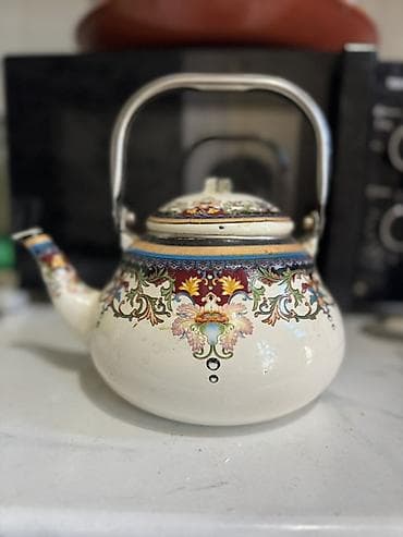 Чайники с декоративной росписью — 2 штуки. 1) Эмалированный чайник