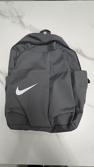 Аксессуары: Рюкзак Nike, серый - Лаконичный дизайн с крупным белым логотипом — 1
