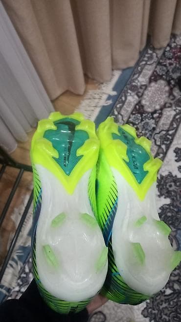 трекинговые обувь: Футбольные бутсы с шипами для натурального газона. - Подошва: литая — 1