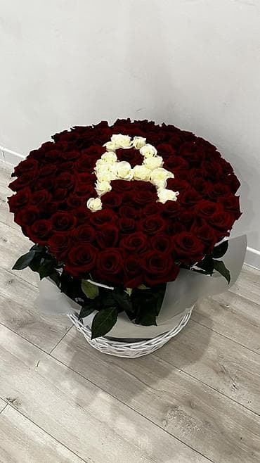 101 Роза Авторская цветочная композиция из алых роз с монограммой из — 2