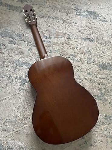 колки: Классическая гитара Yamaha С 40 - Бренд: Yamaha (логотип на головке — 2