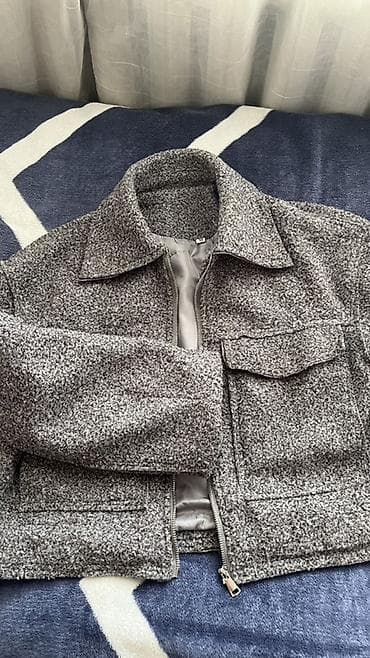 Серое укороченное пальто-жакет из плотной шерстяной ткани