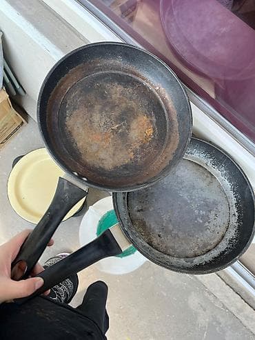 бу сковородки: 🥘 Продаю 2 сковородки Отдаю две старые сковородки в чистом состоянии — 2