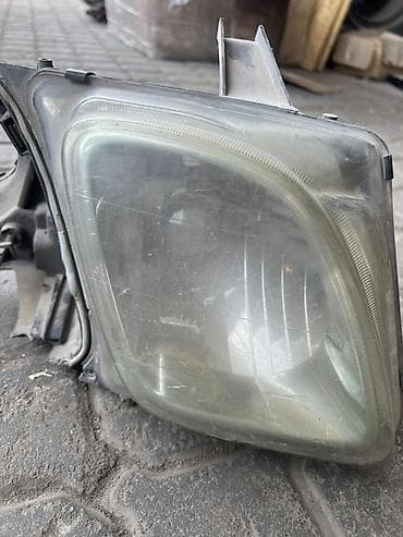 Передняя правая фара Универсальный 2002 г., Б/у — 2
