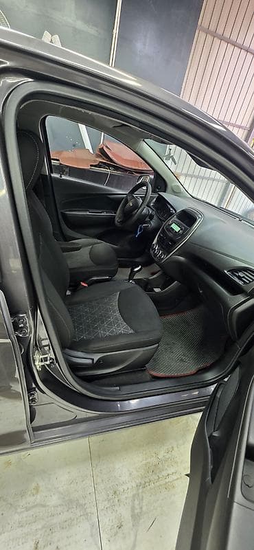Продажа авто: Chevrolet Spark: 2017 г., 1 л, Автомат, Бензин, Хэтчбэк — 8