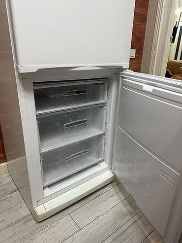 2 gb: Холодильник Indesit, Б/у, Двухкамерный — 3