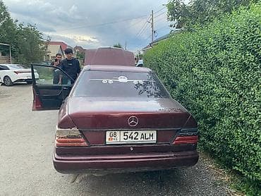 Mercedes-Benz W124: 1989 г., Седан