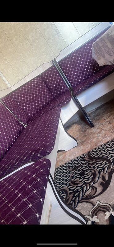 Кухонный уголок с большим прямоугольным столом и табуретами. Состав