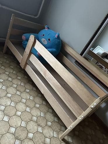 диваны даром: Отдам ДАРОМ! все сразу, самовывоз 1) Кровать детская без матраса 2) — 1