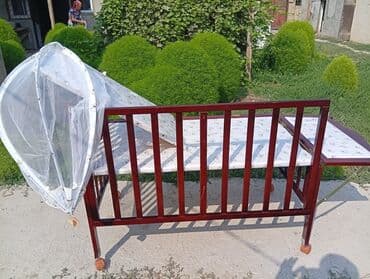 детский койноктор: Детская кроватка из дерева коричневого цвета, оснащенная откидным — 3