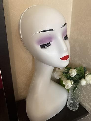 Манекен-голова для демонстрации и хранения аксессуаров. - Материал