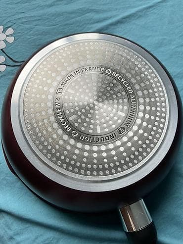 тефали: Продаю 2 сковородки: 1 Новая Сковорода Tefal с крышкой. 1800 сом. 1 — 2