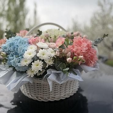 корзины для цветов: Элегантная цветочная композиция в плетеной корзине, сочетающая нежные — 2