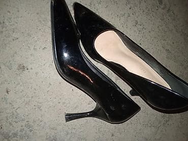 Классические женские лодочки из чёрного лакированного материала. -