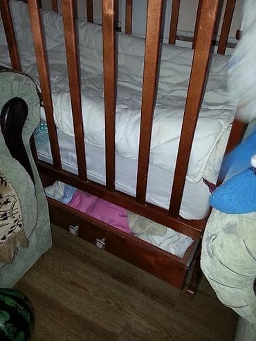 Эмерек: Продам детскую кроватку качалку в хорошем состоянии. Подходит для — 4