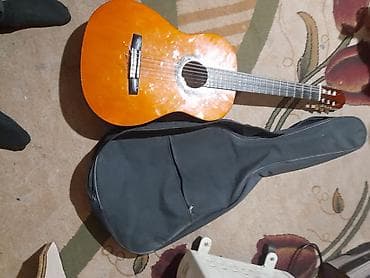 Гитары: Классическая акустическая гитара 4/4 с нейлоновыми струнами. Корпус — 1