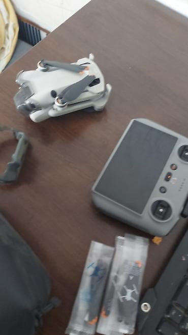 Квадрокоптер с камерой + пульт с экраном Компактный складной дрон с