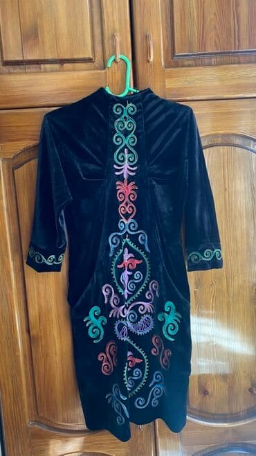 вечерний костюм: Бархатное платье с этнической вышивкой Ношенный примерно 5-6 — 2