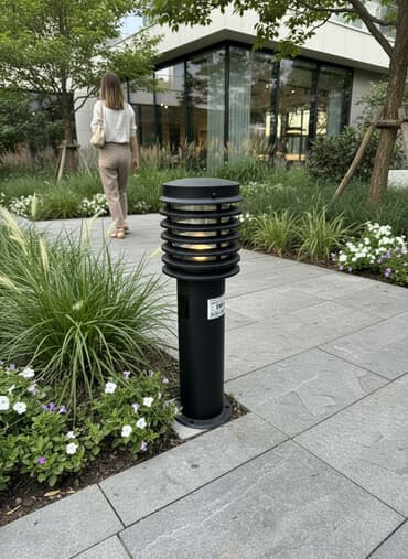 Парковый светильник-столбик черного цвета с матовой отделкой. Источник at lalafo.kg Парковый светильник-столбик черного цвета с матовой отделкой. Источник