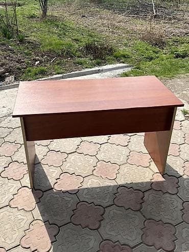 Обои: Простой письменный в тёплом оттенке «вишня». - Компактные габариты — 3