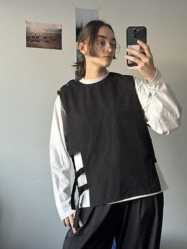 жилетка юникло: Универсальная черная жилетка на кнопках - Модель: прямой крой, длина — 1