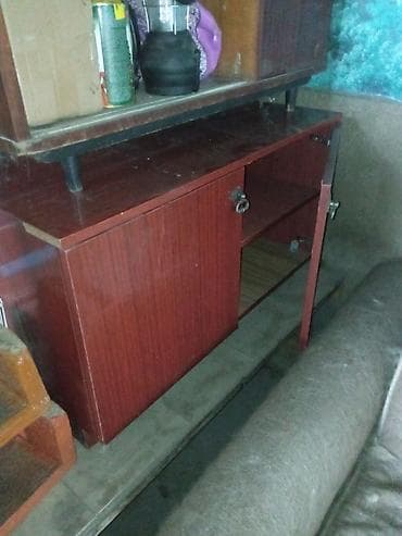 Прикроватные тумбы: Продаю тумбочку б/у. высота 0.55см. длин. 90см. ширина 45см — 3