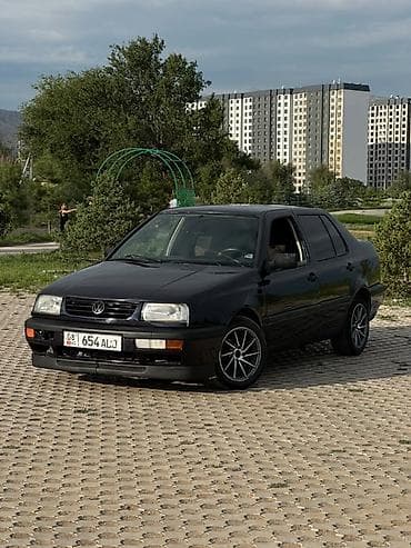 Volkswagen Vento: 1993 г., 1.8 л, Механика, Бензин, Седан at lalafo.kg Volkswagen Vento: 1993 г., 1.8 л, Механика, Бензин, Седан