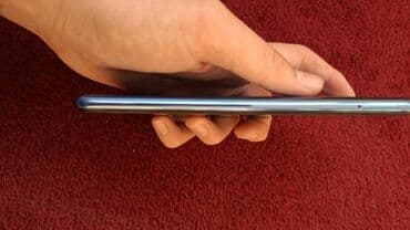 сенсорный телефон: Смартфон Redmi в светло-голубом/серебристом цвете. Устройство имеет — 3