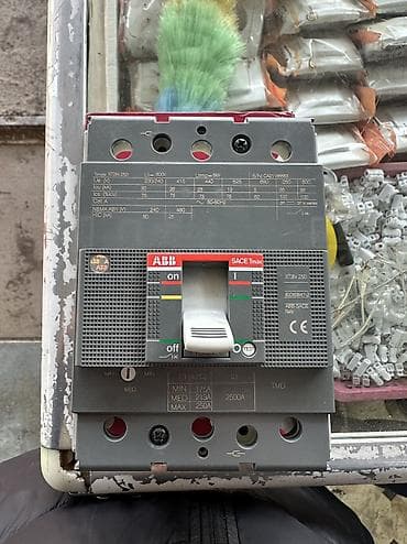 Плавкий предохранительный блок на 3 полюса с комплектом аксессуаров -