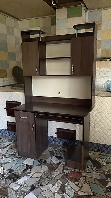 Компьютерный стол с надстройкой из ЛДСП, цвет — тёмный венге at lalafo.kg Компьютерный стол с надстройкой из ЛДСП, цвет — тёмный венге