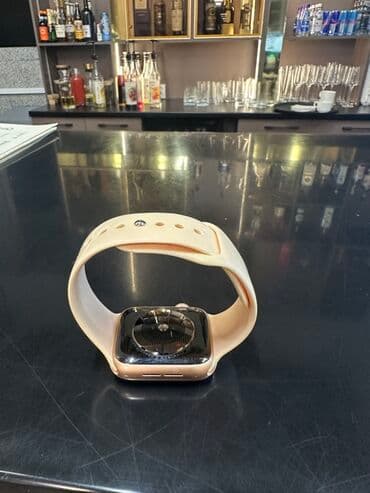 Смарт‑часы с сенсорным дисплеем, золотистым корпусом и бежевым