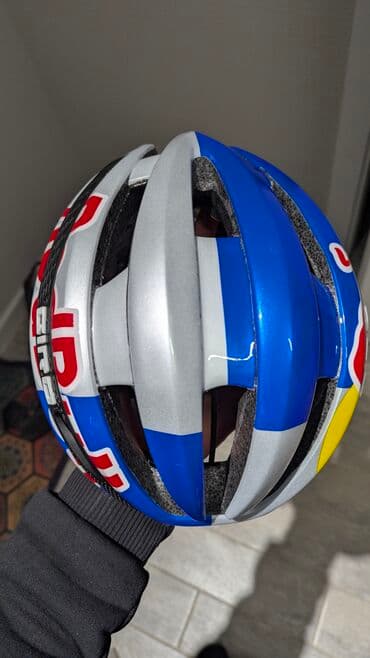 шины для велосипедов: Велошлем Giro с фирменной аэрографикой Red Bull - Тип — 3