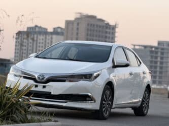купить авто без посредников от хозяина недорого: Toyota Corolla: 2019 г., 1.8 л, Робот, Гибрид, Седан — 2
