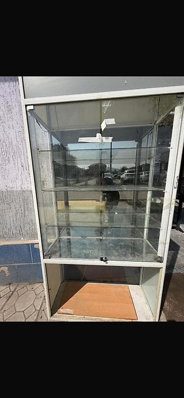 Витрины: Торговая витрина из стекла с алюминиевым профилем - Формат: напольная — 1