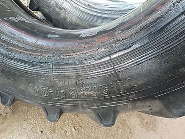 Шиналар жана дисктер: Пара сельскохозяйственных шин с выраженным елочным протектором. Задние — 6